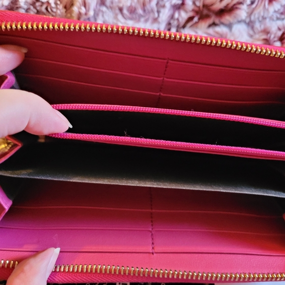Authentic Gucci soho pink wallet💗 Lots of card slots. Get your Gucci on. - Picture 9 of 11